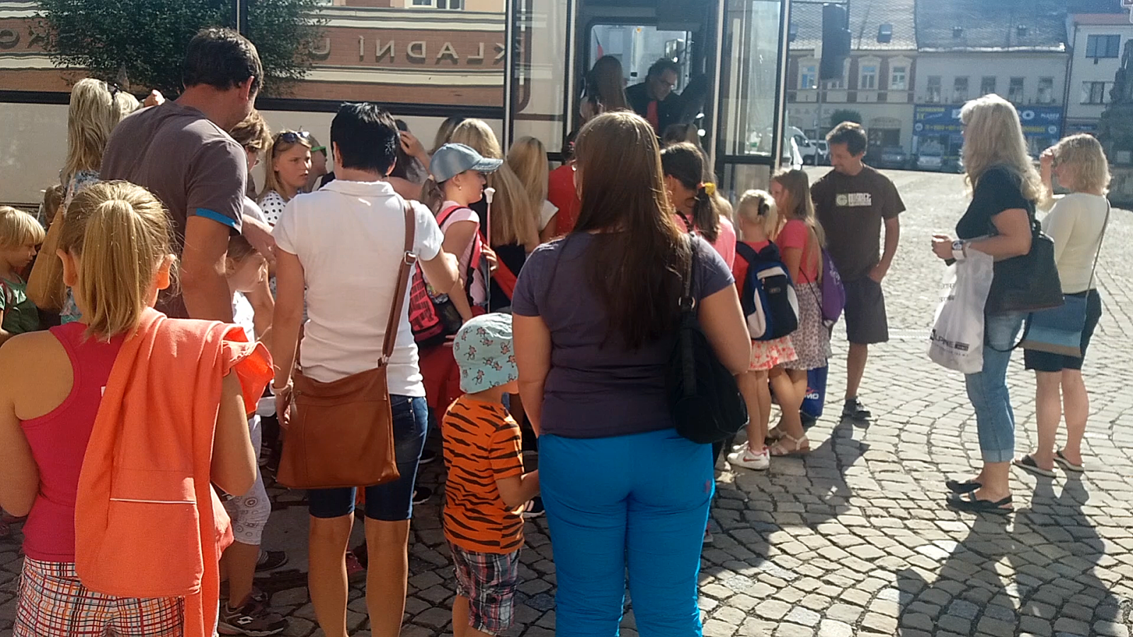 Zrcadlov� skla autobusu byla podp�sovka - nebylo vid�t, kde d�ti sed�.